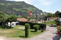 Vorschaubild: Gamp in Klausen Einfahrt in den Campingplatz. Von rechts: Autobahnanfahrt. Nach links: In den Ort Klausen