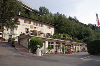 Vorschaubild: Gamp in Klausen Rechts: Platzeinfahrt. Links: Zum Gasthof Gamp