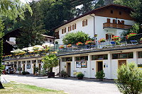 Vorschaubild: Gamp in Klausen Links: Die Rezeption mit Laden. Rechts: Die Sanitäranlagen. Oben: Der Gasthof