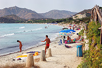 Vorschaubild: Spiaggia del Riso in Villasimíus Strand hinter dem rechten Platzteil