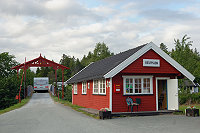 Vorschaubild: Storsand Gård Camping in Malvik bei Trondheim Einfahrt zum Campingplatz (Eisenbahnbrücke)