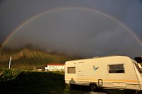 Vorschaubild: Midnattsol Camping in Bleik Regenbogen um Mitternacht