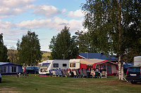 Vorschaubild: Jokkmokks Campingcenter in Jokkmokk Midsommer feiernde Gesellschaft