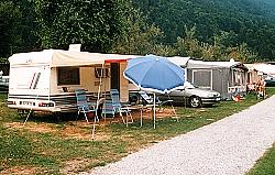 Vorschaubild: Camping Lazy Rancho in Interlaken Die Stellplätze im vorderen Platzteil sind großzügig bemessen
