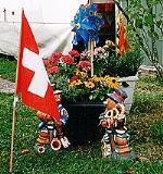 Vorschaubild: Camping Lazy Rancho in Interlaken Mit der Schweizer Fahne gestalten viele Dauercamper ihre Plätze