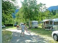 Vorschaubild: Camping Gottardo in Chiggiogna bei Faido Stellplatzterrasse neben dem Auffahrweg