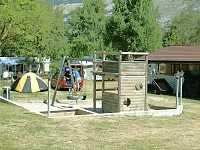 Vorschaubild: Camping Gemmi in Agarn bei Susten Spielplatz im Zentrum, dahinter das Sanitärgebäude