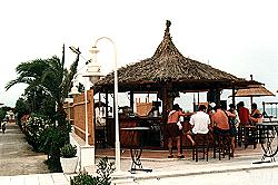 Vorschaubild: Camping Kiko Park in Playa de Oliva Die Strandbar sorgt auch am Tag für eine Erfrischung