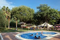 Vorschaubild: Camping Tamarit Park in Tarragona-Tamarit Pool vor der Gaststätte
