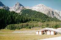 Vorschaubild: Antholz Im Stadion vor den Schießständen sind die Brücken aufgebaut. Wie vermag hier im Winter die Loipe verlaufen?