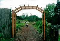 Vorschaubild: Latschenölbrennerei und Kräutergarten Durch den Eingang gelangten wir in den Kräutergarten.