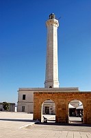 Vorschaubild: Marina di Leuca der Faro (Leuchtturm) des finibus terrae (weißes Kap)