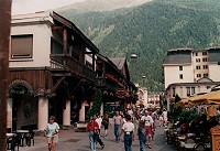 Vorschaubild: Chamonix Im 18. Jahrhundert bestand Chamonix nur aus Holzhütten. Heute besitzt der Ort am Fuße des Montblanc Anziehungskraft auf Touristen aus der ganzen Welt.