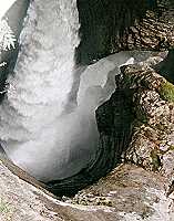 Vorschaubild: Trümmelbachfälle Das Schauspiel der Wasserfälle, die sich den Berg hinabstürzen, sollte man sich nicht entgehen lassen.
