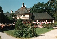 Vorschaubild: Königsee Zum Königsee fuhr eine Ausflugsbahn. Das Bahnhofsgebäude ist heute eine Gaststätte, die Bahnanlagen sind Parkplätze.