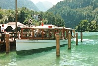 Vorschaubild: Königsee Das Schiff liegt zur Rundfahrt auf dem Königsee bereit. Alle Schiffe werden durch Elektromotoren angetrieben.