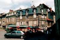 Vorschaubild: Limoges Das Mittelalter hinterließ zwei Stadtkerne: Die Stadt der Bischöfe und die ehemalige Handelsstadt mit ihren Herrenhäusern und Innenhöfen.