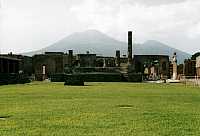 Vorschaubild: Pompeji Mächtig thront der Vesuv über Pompeji