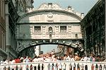 Vorschaubild: Ausflug nach Venedig Neben der Rialtobrücke befinden sich viele Souvenirgeschäfte.